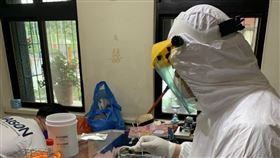 同仁醫院院長張澍平加入新北市到宅快篩隊全副防護裝到板橋91歲阿嬤家，為阿嬤採檢（圖／新北市社會局提供）