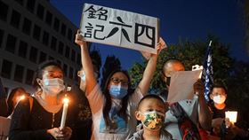 洛杉磯港人紀念六四美國洛杉磯地區的香港人4日晚間聚集在中國領事館外舉行六四天安門事件的紀念活動。中央社記者林宏翰洛杉磯攝  110年6月5日