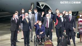 美3聯邦參議員7：19旋風抵台　吳釗燮接機（新聞台畫面）