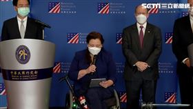 美國聯邦參議員達克沃絲（坐著的女士）、昆斯（Christopher Andrew Coons）（右）。（新聞台畫面）