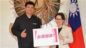 ▲張育成賽前和駐美代表蕭美琴合影。（圖／翻攝自Taiwan in the US
推特）