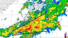 梅雨滯留鋒面持續影響台灣，降雨熱區轉移至南台灣，氣象局局長鄭明典也表示，這條雨帶很強！（圖／翻攝自鄭明典臉書）