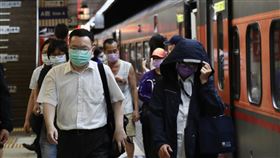 雙北防疫升級  首個上班日搭車人潮減少（3）COVID-19疫情升溫，台北市與新北市即日起至5月28日升至第三級疫情警戒，17日搭乘台鐵區間車上班的民眾比過往上班日少了許多，也都依規定戴上口罩。中央社記者張皓安攝  110年5月17日