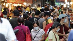 疫情三級警戒 民眾週末市場採買（3）本土疫情嚴峻，全國防疫進入三級警戒，適逢週末，5日傳統市場仍湧入不少買菜及採購雜貨民眾，為避免成防疫破口，台北市政府呼籲民眾減少去市場的次數，減少接觸性感染風險。中央社記者張皓安攝  110年6月5日