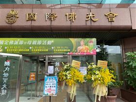 送指揮中心白花被罵翻！朱學恒改送黃花給佛光會：一燈即明（圖／翻攝自朱學恒的阿宅萬事通事務所臉書）