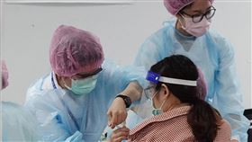 6/7起全台公費疫苗免費接種（1）中央流行疫情指揮中心已編列新台幣40億元預算，7日起，全台武漢肺炎（2019冠狀病毒疾病，COVID-19）疫苗公費接種對象，都免付掛號費等醫院行政費用。中央社記者鄭傑文攝  110年6月6日