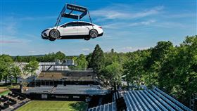 ▲賓士EQS懸吊網球場半空（圖／翻攝自Mercedes-Benz官網）