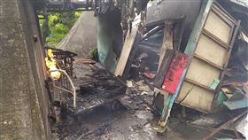 嘉縣東石煙火工廠傳爆炸　1移工受傷送醫嘉義縣消防局6日下午獲報指稱東石鄉永豐煙火工廠傳出爆炸聲，派遣人車前往救援，現場1名菲律賓籍移工受傷，由廠方自行載送就醫，目前火勢已控制，起火原因有待調查釐清。（嘉義縣消防局提供）中央社記者姜宜菁傳真  110年6月6日