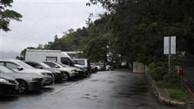 防疫3級未解　日月潭碼頭卻見疑似露營車全台維持第3級疫情警戒狀態，中央地方皆持續呼籲民眾「沒事待在家」，但有民眾6日下午發現日月潭朝霧碼頭停車場卻停滿車輛，其中還有疑似露營車。（民眾提供）中央社記者蕭博陽南投縣傳真　110年6月6日