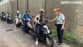 京元電復工，機車車潮綿延兩三百公尺，外籍移工搭遊覽車轉移安置，