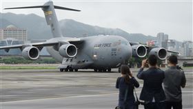 美國參議員搭乘C-17運輸機訪台（3）美國聯邦參議院達克沃絲、蘇利文、昆斯等3位參議員訪問團6日上午搭乘C-17運輸機飛抵松山機場，有別於以往訪問團搭乘行政專機，此行搭乘美軍最新型的大型遠程運輸機C-17。中央社記者徐肇昌攝　110年6月6日