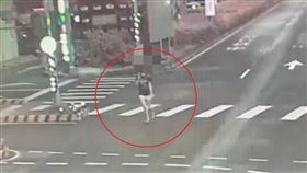 新北,藍寶堅尼,自撞,分隔島,頂包,肇事（圖／翻攝畫面）