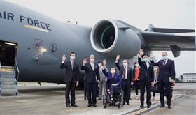 美國3位聯邦參議員譚美·達克沃絲（Ladda Tammy Duckworth）、蘇利文（Daniel Scott Sullivan）及昆斯（Christopher Andrew Coons）旋風訪台。（圖／翻攝自AIT臉書）