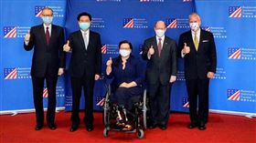 美國3位聯邦參議員譚美·達克沃絲（Ladda Tammy Duckworth）、蘇利文（Daniel Scott Sullivan）及昆斯（Christopher Andrew Coons）旋風訪台。（圖／翻攝自AIT臉書）