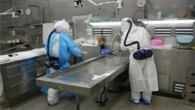 ▲法醫解剖疑似新冠肺炎死亡遺體，其感染風險之大，讓法醫都得背負相當大的壓力。（圖／翻攝法務部官網）