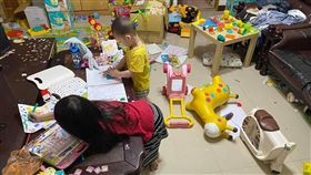 停課延長至暑假！2寶爸崩潰曬「客廳核彈照」（圖／翻攝自爆怨2公社）