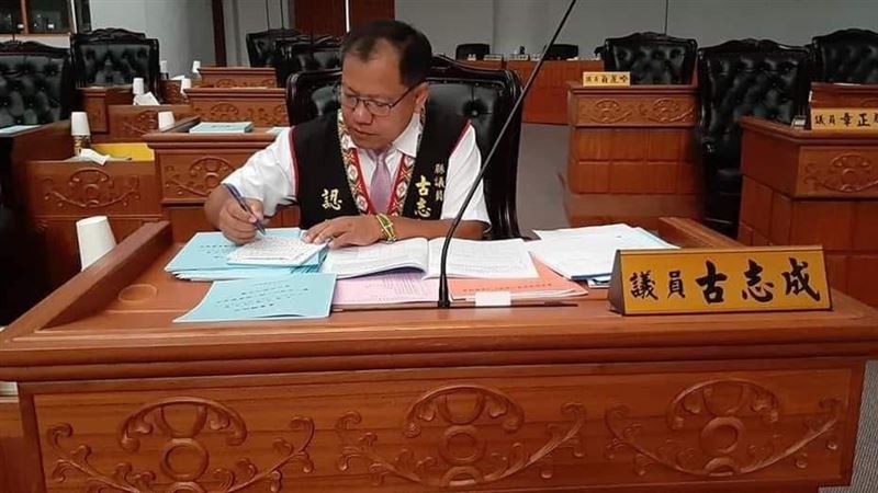 台東議員全裸挺醫護　紙板擋下體惹議