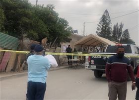 墨西哥大選日當天，驚傳有人將一顆砍下的頭顱扔進提華納一處投票所。（圖／翻攝自NevadoNoticias推特） 