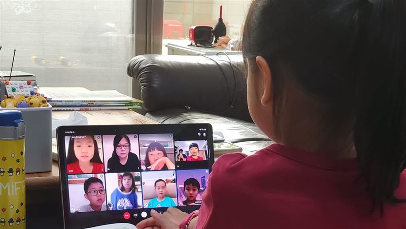 孩停課在家盯螢幕　研究：近視增3倍