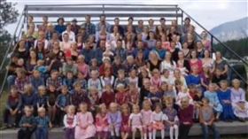 溫斯頓與27名女子結婚，生下150個孩子，一家人聚在一起畫面壯觀又嚇人。（圖／翻攝自kayezer0抖音）