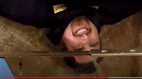 國外有人實測商紂王的滴水刑（圖／翻攝自非凡纪实【官方纪录片】YouTube）