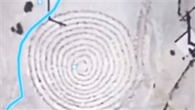 傑森在使用谷歌地球時，在死亡谷附近發現巨大的同心圓。（圖／翻攝自傑森抖音） 
