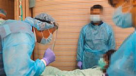 雙和醫院3護理師遭病患攻擊　侯友宜探視（1）新北市雙和醫院31日發生隔離治療的確診病患持刀攻擊3名護理師案，市長侯友宜（左）前往探視及慰問傷者，表達關懷與不捨。（新北市府提供）中央社記者王鴻國傳真　110年5月31日