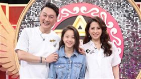 郭靜純（右）曾帶女兒回台上節目。（圖/翻攝臉書）