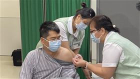 開放自費施打疫苗，新北市亞東醫院今日上午8時30分首打，《三立新聞網》帶您直擊第一位施打的民眾洪先生。（圖／記者簡浩正攝影）
