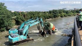 桃園新街溪突然溪水暴漲，導致水泥車直接被沖走。（圖／翻攝畫面）