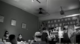 年輕人群聚打桌遊，違反防疫規定，慶祝畢業拍照典禮，罰錢，圖/台中市警方提供