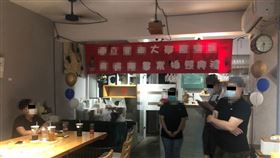 年輕人群聚打桌遊，違反防疫規定，慶祝畢業拍照典禮，罰錢，圖/台中市警方提供