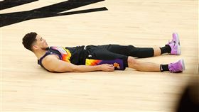 ▲布克（Devin Booker）攻下21分，太陽首戰逆轉金塊。（圖／翻攝自太陽推特）