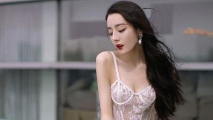 女神腳踩裙擺險絆倒　嬌羞模樣網看暈