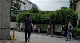 直擊戶外吸菸區！曾玟學驚呼：都還開放，防疫破口又違法（圖／翻攝自曾玟學臉書）