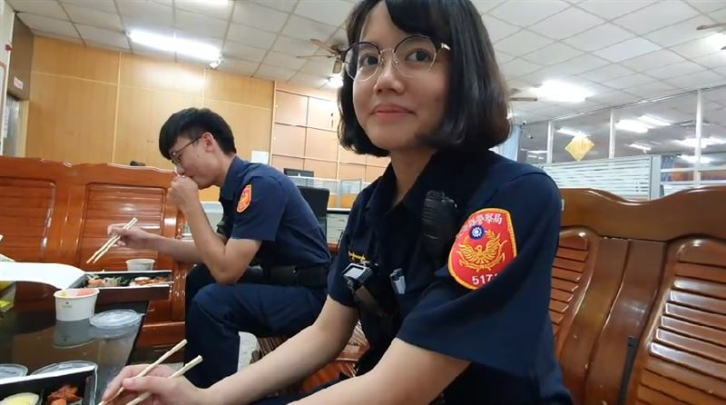 慰勉花警防疫辛勞　陳家欽贈署長便當