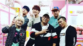 ▲網紅草爺與寶島娛樂城合作，並宣告捐出代言收入，與廠商攜手做公益。（圖／業者提供）