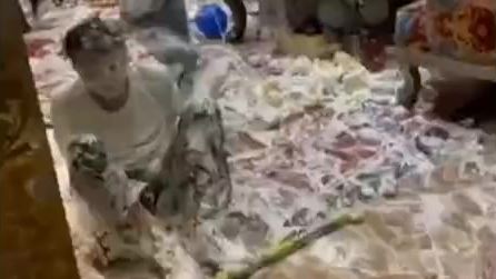 KTV噴滿鮮奶油　男坐地滑行眾看傻