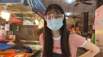 赴前線遭酸騙疫苗　最美魚販甜笑回應