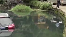 ▲墜入水塘的車。（圖／翻攝自微博影片）