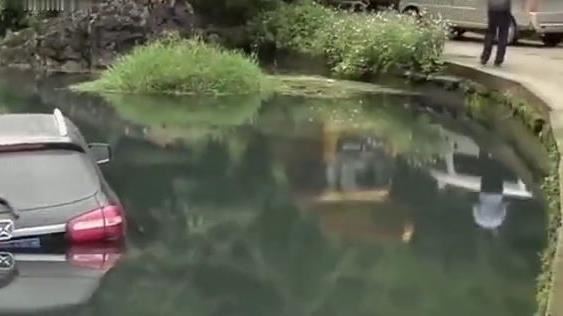 通宵玩手遊駕駛墜水塘　水泡到腳才醒