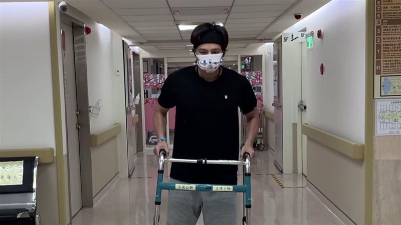 右腳險廢急開刀　小煜撐助行器出院了