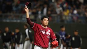 桃猿樂天交流賽　宋家豪後援（2）「2019強者對決台日職棒爭霸賽」28日起在天母球場舉行，效力於東北樂天金鷲隊的台灣投手宋家豪（圖）9局下登板救援，一開始被Lamigo桃猿藍寅倫敲出安打，不過讓林泓育擊出雙殺打，化解危機。中央社記者張新偉攝　108年2月28日