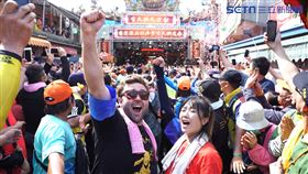▲曾甜與瑞德從北港朝天宮跟著媽祖回到白沙屯拱天宮(圖/寶島神很大