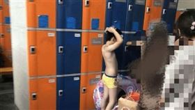 ▲有媽媽帶十多歲小孩進女盥洗室。（圖／翻攝自微博爆料）