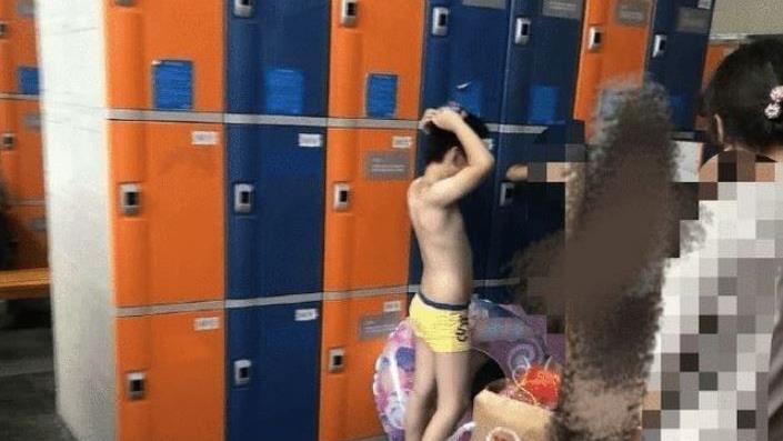 女更衣室閉眼洗頭　抬頭有男孩盯著看