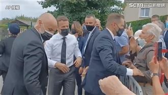 馬克宏要握手卻被甩巴掌！影片曝光