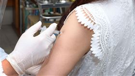 武漢肺炎,新冠肺炎,COVID19,醫護,醫院,醫生,醫師,醫療,打針（記者邱榮吉／攝影）