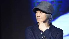 周星馳多年來一直維持招牌銀白長髮造型。（圖／翻攝自微博）