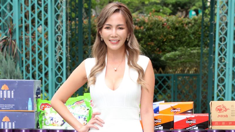 內衣女神辣秀新玩具　網嗨車頭燈好亮